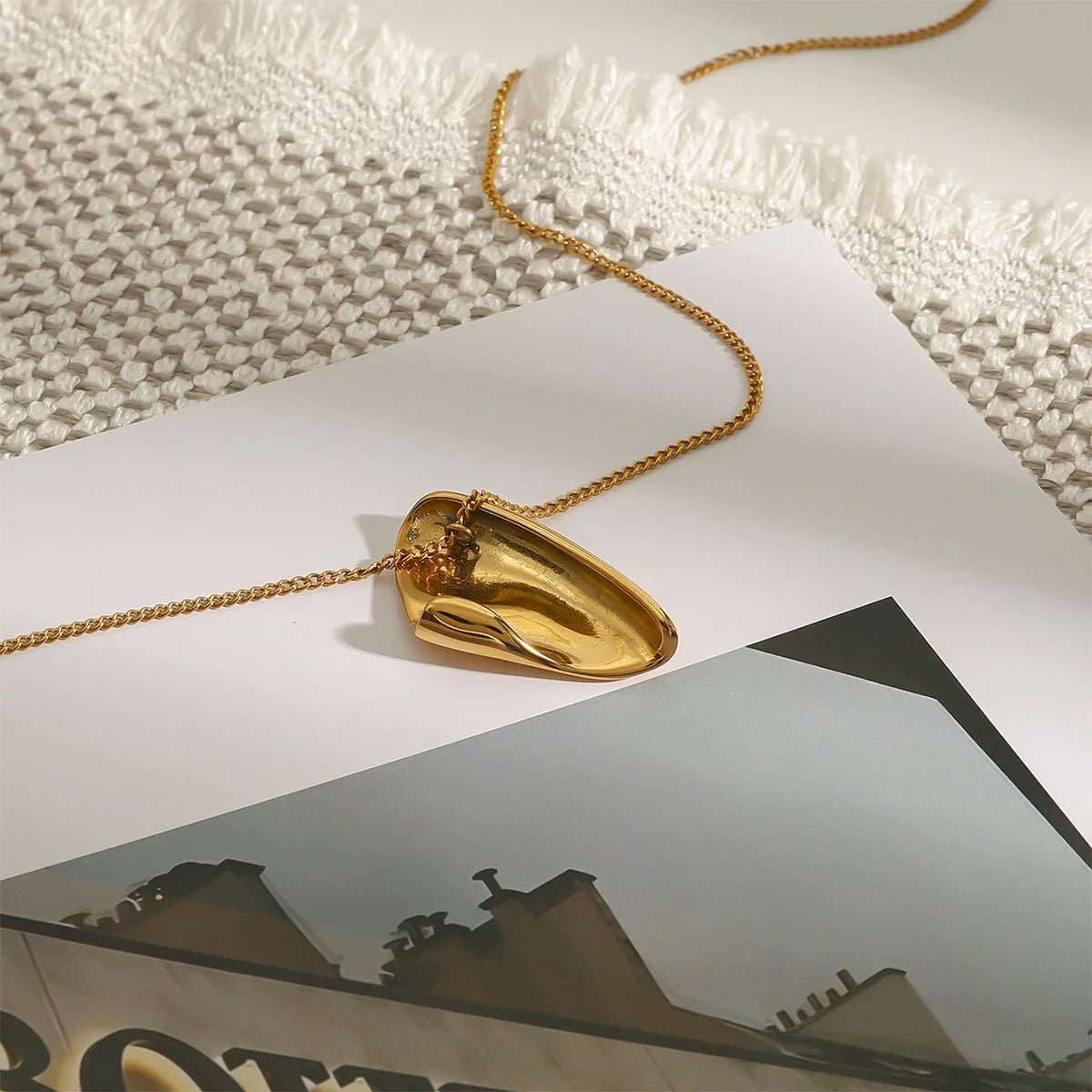 Velora Pendant