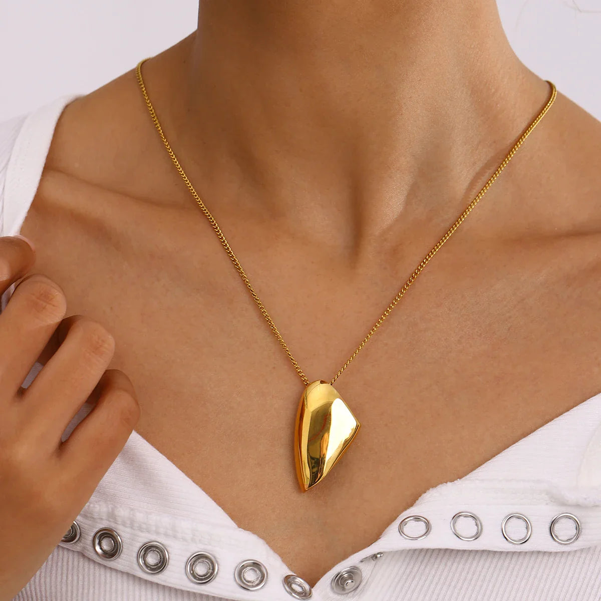 Velora Pendant